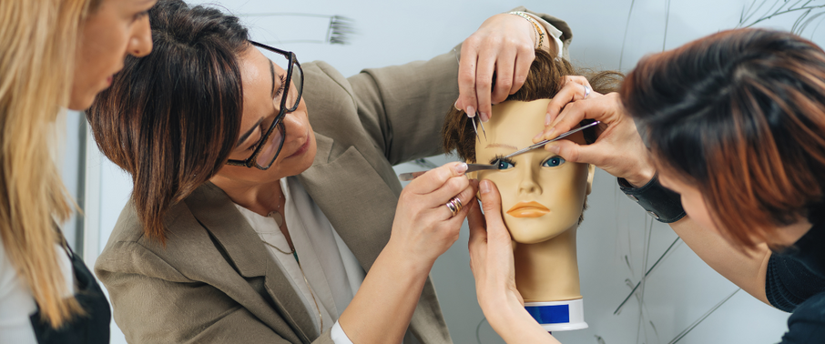 A Guide for Choosing the Perfect Eyelash Extension Course